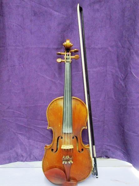 Photograph of Julian Lambertson's violin